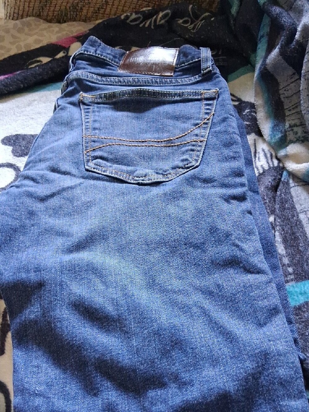 Hollister Women's Medium Blue Slim Jeans with Brown Patch - Picture 2 of 4